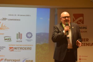 Dyrektor instytutu otwiera konferencje.