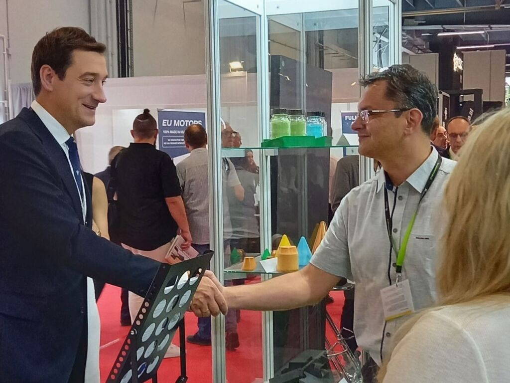 Prezes Hubert Cichocki ogląda stoiska na MSPO
